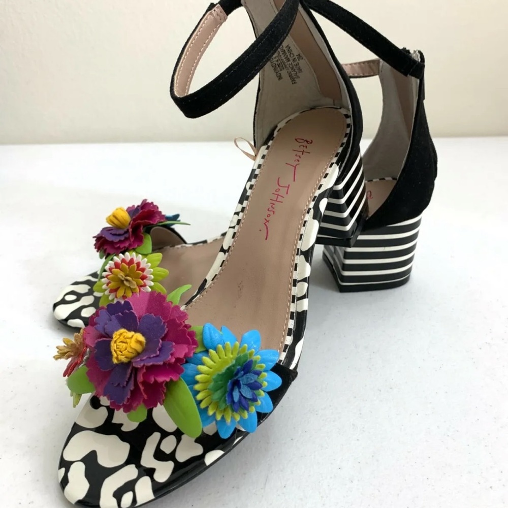 Betsey Johnson Lore Floral dress sandal, size 11
